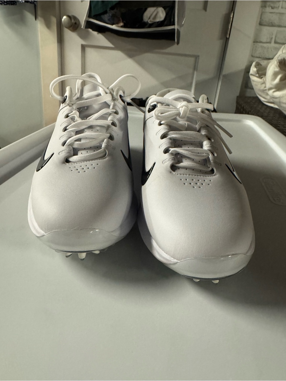 Nike Tiger Woods White Golf Shoes with Black Swoosh - Picture 5 of 5